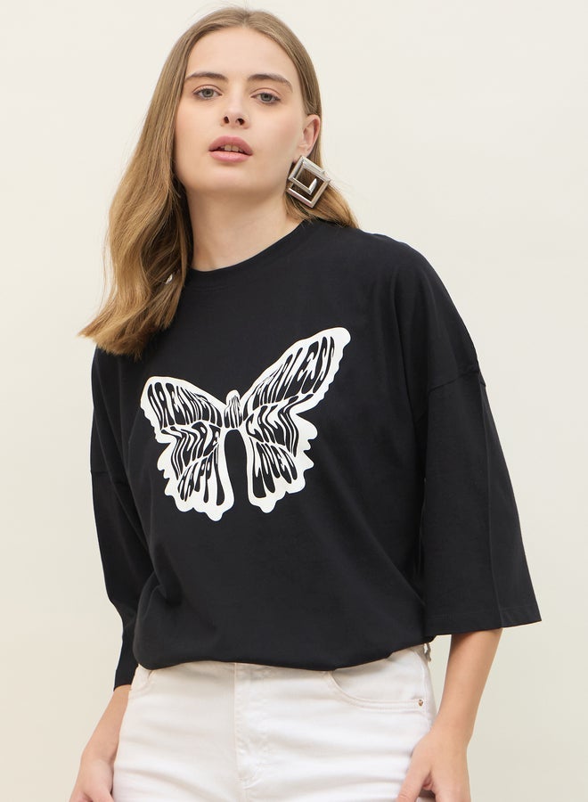 ستايلي تيشيرت بطباعة جرافيك بياقة دائرية - Image 2